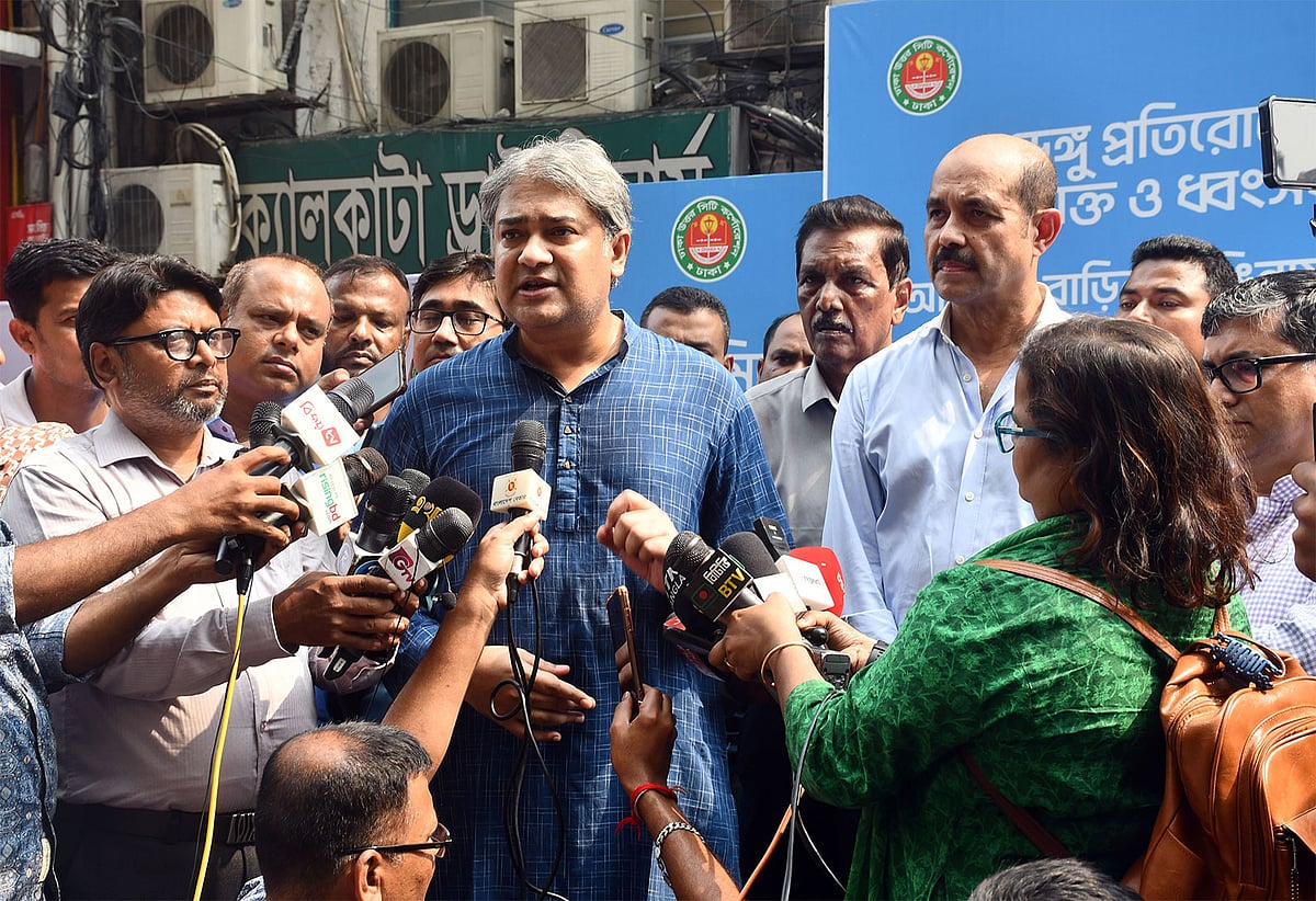 আজ বুধবার দুপুরে রাজধানীর গুলশানে ঢাকা উত্তর সিটি করপোরেশনের নগর ভবনের সামনে খাল থেকে পাওয়া সপ্তাহব্যাপী বর্জ্য প্রদর্শনী পরিদর্শনে গিয়ে সাংবাদিকদের সঙ্গে কথা বলেন তথ্য ও সম্প্রচার প্রতিমন্ত্রী মোহাম্মদ আলী আরাফাত