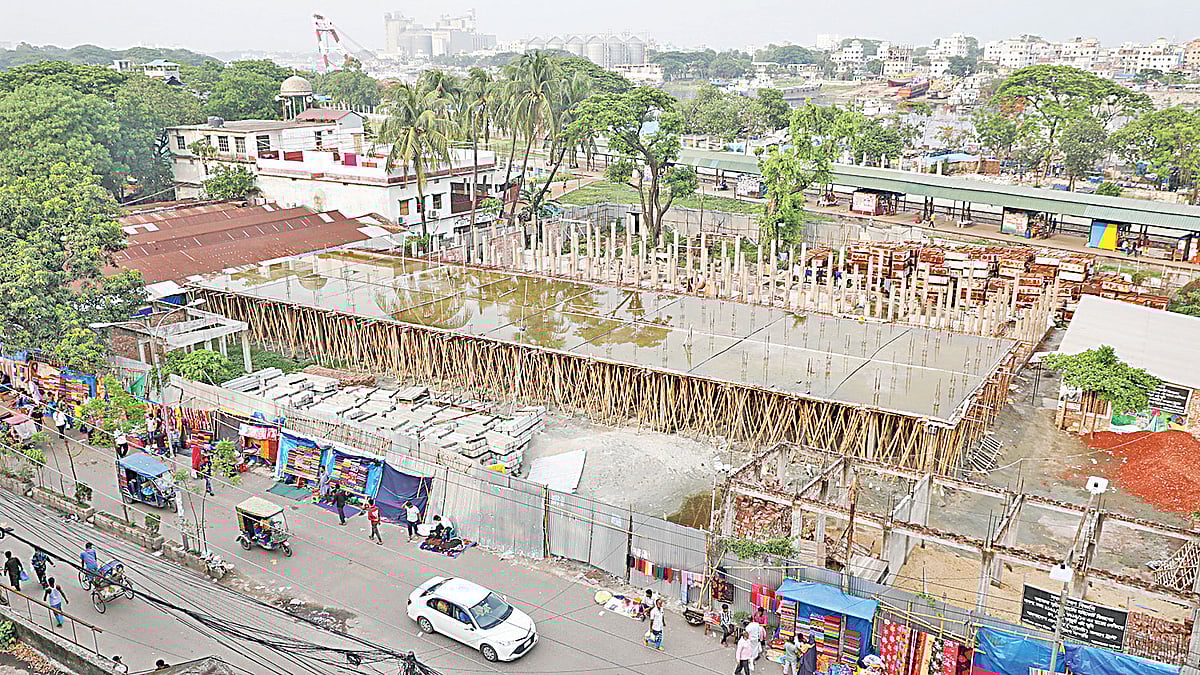 বাংলাদেশ রেলওয়ে (কর্মচারী) কল্যাণ ট্রাস্টের তত্ত্বাবধানে নির্মাণ করা হচ্ছে ভবন