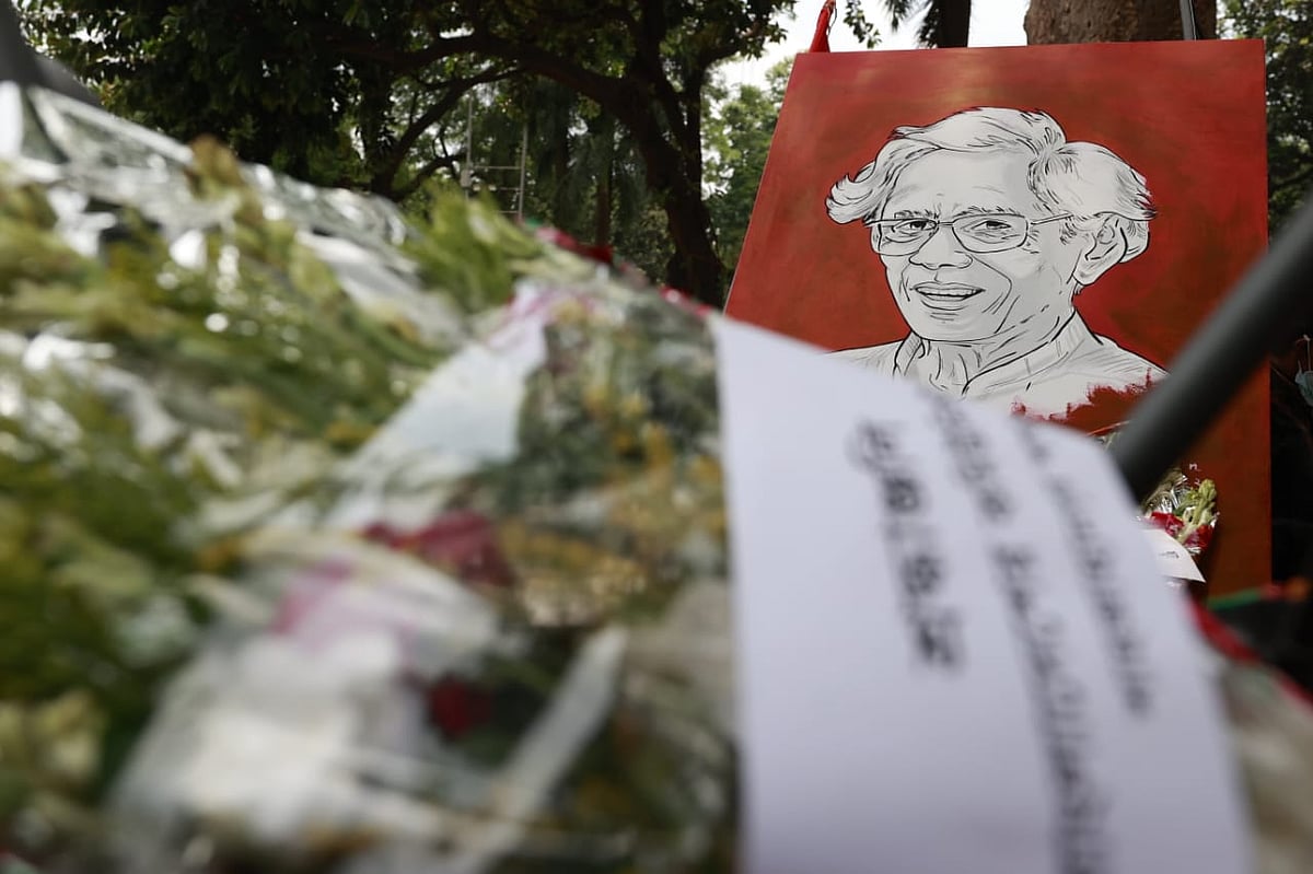 কেন্দ্রীয় শহীদ মিনারে হায়দার আকবর খান রনোর প্রতিকৃতিতে ফুলেল শ্রদ্ধা