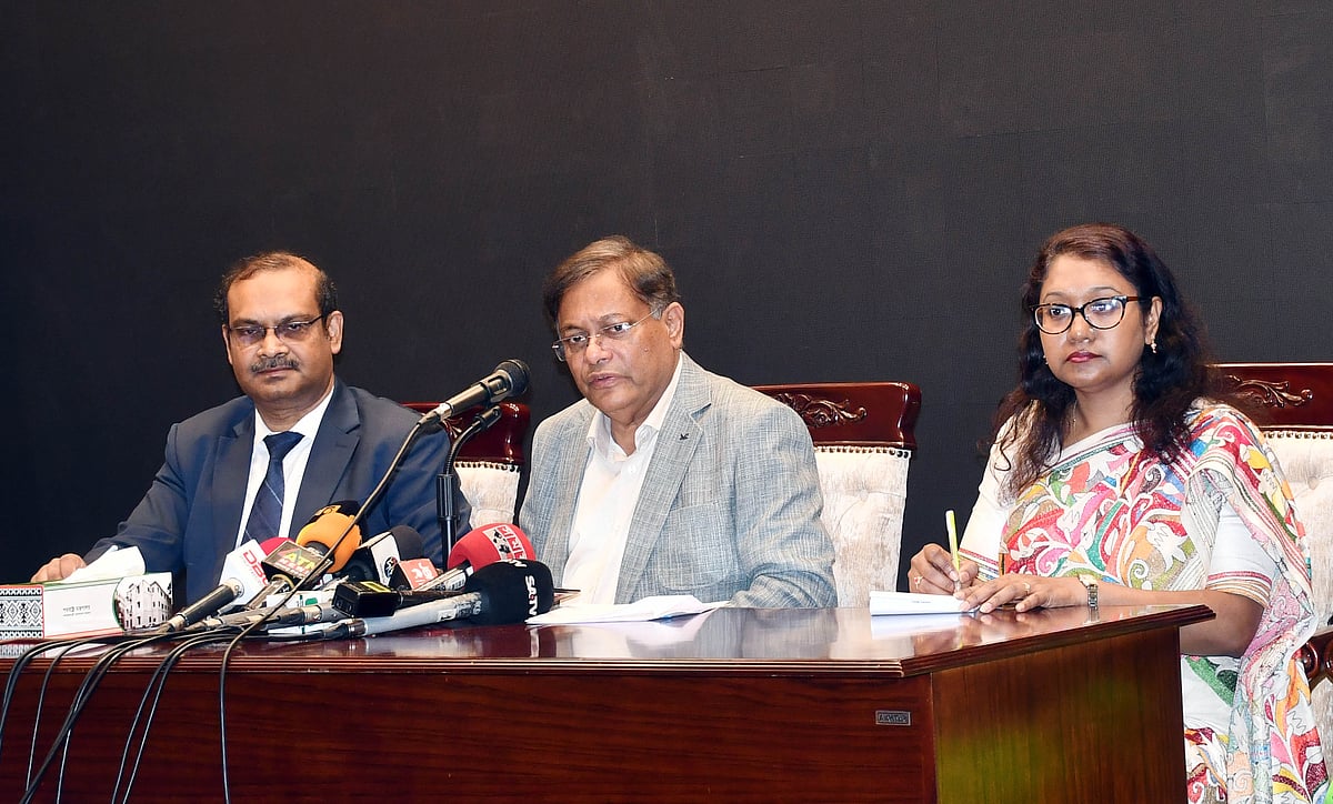 সাংবাদিকদের সঙ্গে আলাপে পররাষ্ট্রমন্ত্রী হাছান মাহমুদ। ৮ মে, পররাষ্ট্র মন্ত্রণালয়ে