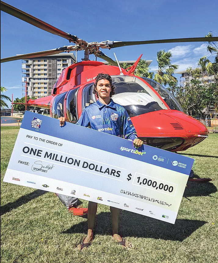 পুরস্কারের প্রতীকী চেক হাতে কিগান পেইন