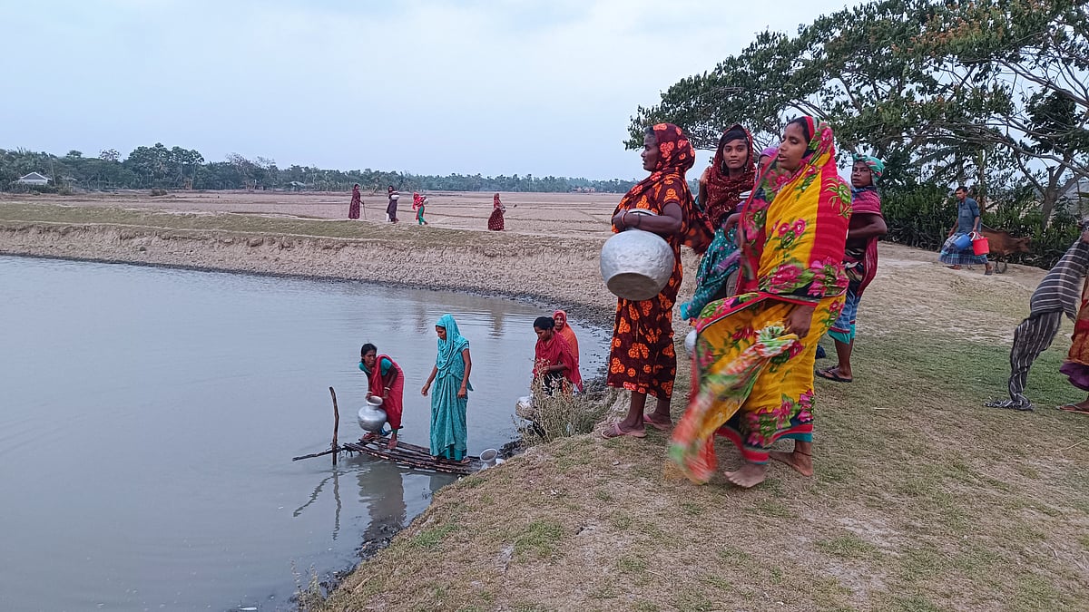 ঘূর্ণিঝড় আইলার পর থেকে উপকূলীয় জনপদে সুপেয় পানির সংকট বেড়েছে। পুকুর থেকে খাওয়ার পানি সংগ্রহ করছেন নারীরা। কয়রা উপজেলার ৫ নম্বর কয়রা গ্রামে