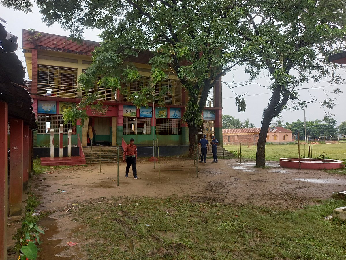 সুনামগঞ্জের দোয়ারাবাজার উপজেলায় ভোটারশূন্য হাজারিগাঁও সরকারি প্রাথমিক বিদ্যালয় কেন্দ্র। আজ বেলা দেড়টায় তোলা।