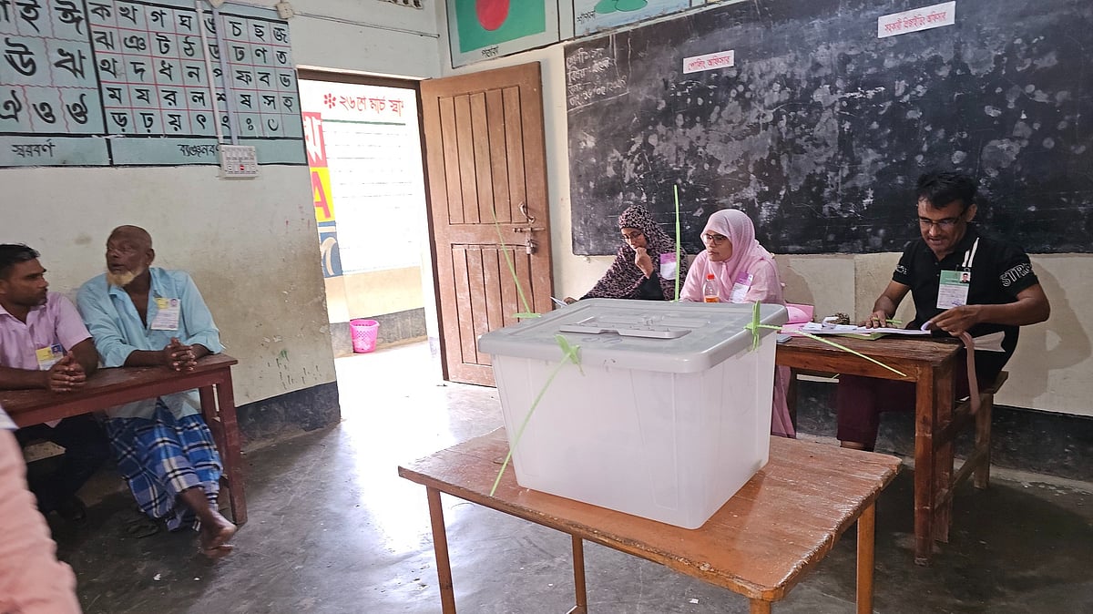 ভোট গ্রহণ শুরুর পর প্রথম এক ঘণ্টায় এই বুথে একটি ভোটও পড়েনি। আজ মঙ্গলবার সকালে মেহেরপুরের গাংনী উপজেলার গোপালপুর সরকারি প্রাথমিক বিদ্যালয় কেন্দ্রে