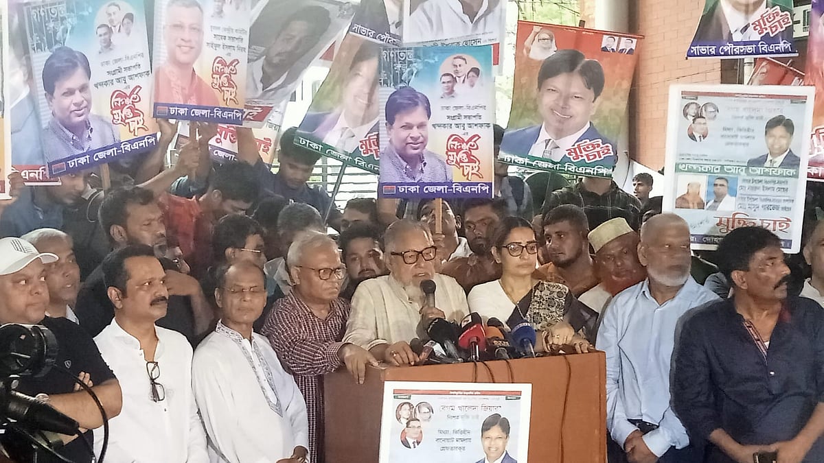 জাতীয় প্রেসক্লাবের সামনে আজ সোমবার দুপুরে এক মানববন্ধন কর্মসূচিতে বক্তব্য দেন বিএনপির স্থায়ী কমিটির সদস্য নজরুল ইসলাম খান