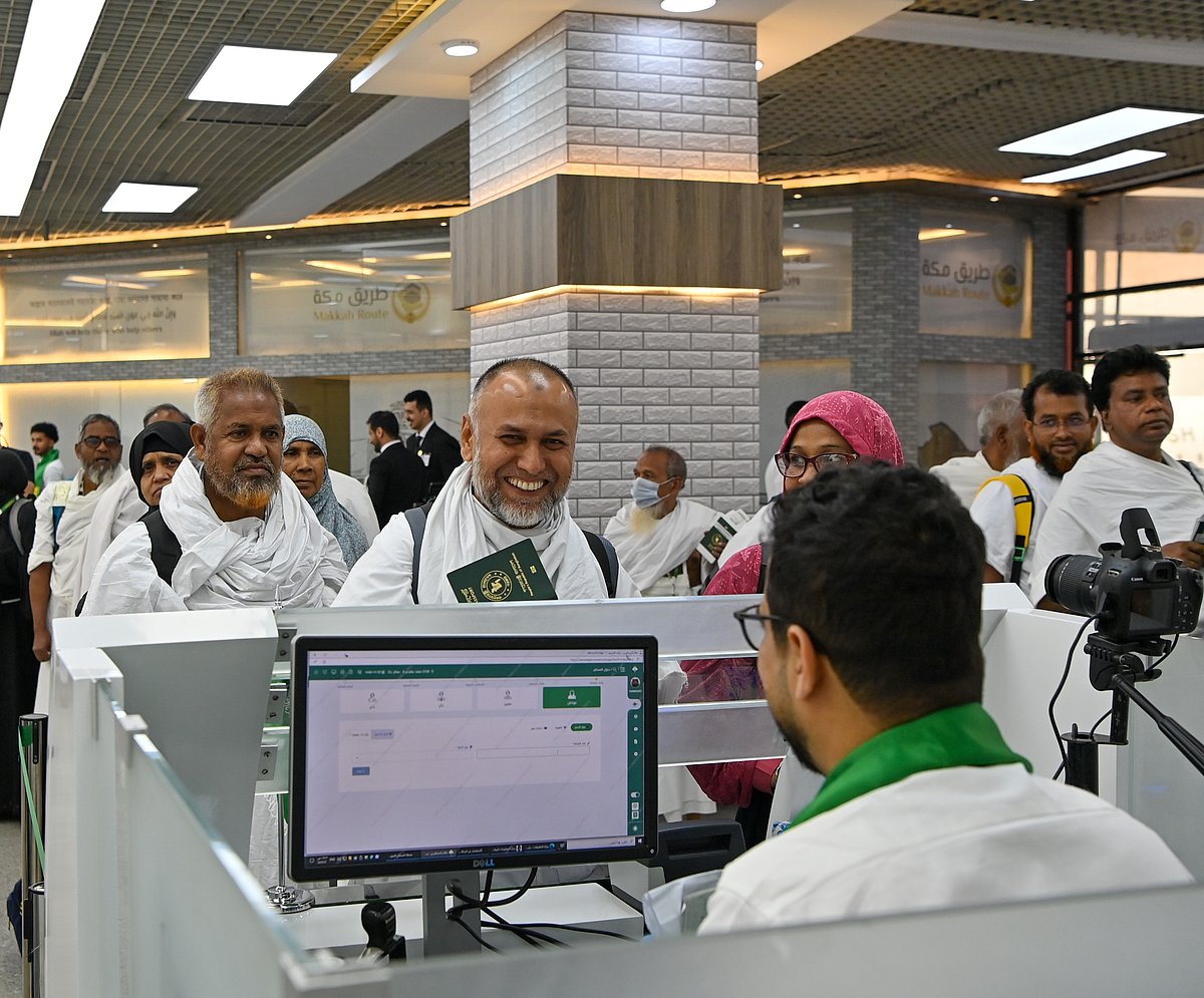 ঢাকার হজরত শাহজালাল বিমানবন্দরে সৌদি আরবের ইমিগ্রেশন প্রক্রিয়া শেষ করছেন হজযাত্রীরা। আজ বুধবার ঢাকা বিমানবন্দরে