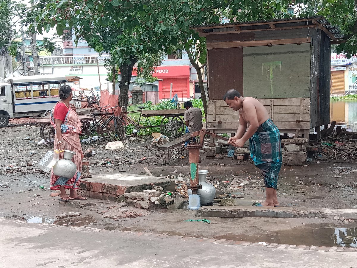 ঝালকাঠিতে দীর্ঘ সময় ধরে বিদ্যুৎ সরবরাহ বন্ধ থাকায় পৌর শহর ও আশপাশে এলাকার পানির তীব্র সংকট দেখা দিয়েছে। ফলে নলকূপ থেকে পানি সংগ্রহ করেন অনেকেই। আজ সকালে শীতলাখোলার মোড়ে।