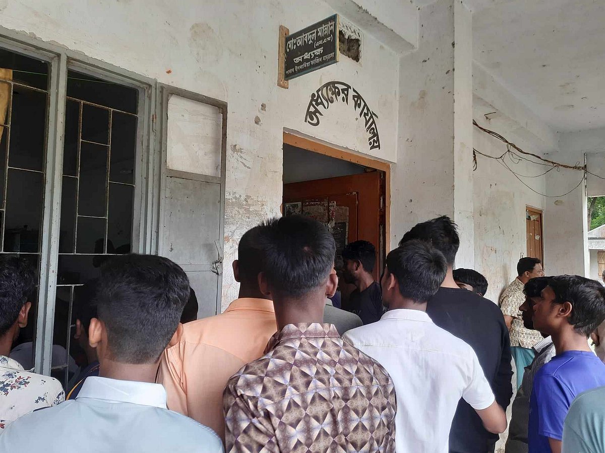 ১০ লাখ টাকা ঘুষ নেওয়ার অভিযোগে নিজ কার্যালয়ে মাদ্রাসা অধ্যক্ষকে অবরুদ্ধ করে রেখেছেন স্থানীয় লোকজন। আজ শুক্রবার বেলা সাড়ে ১১টার দিকে ময়মনসিংহের ঈশ্বরগঞ্জ উপজেলার পানান ইসলামিয়া ফাজিল মাদ্রাসায়