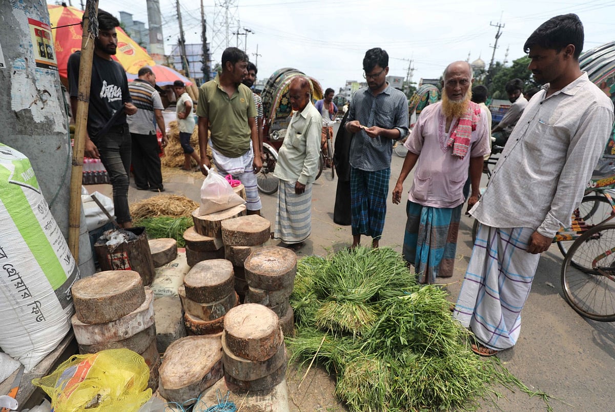 শেষ মুহূর্তে জমজমাট মাংস কাটার কাজে ব্যবহৃত নানা উপকরণ। আজ দুপুর ১২টায় চট্টগ্রাম নগরের সাগরিকা মােড়ে