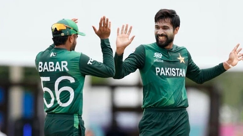 পাকিস্তান অধিনায়ক বাবর আজম (বাঁয়ে) ও ফাস্ট বোলার মোহাম্মদ আমির