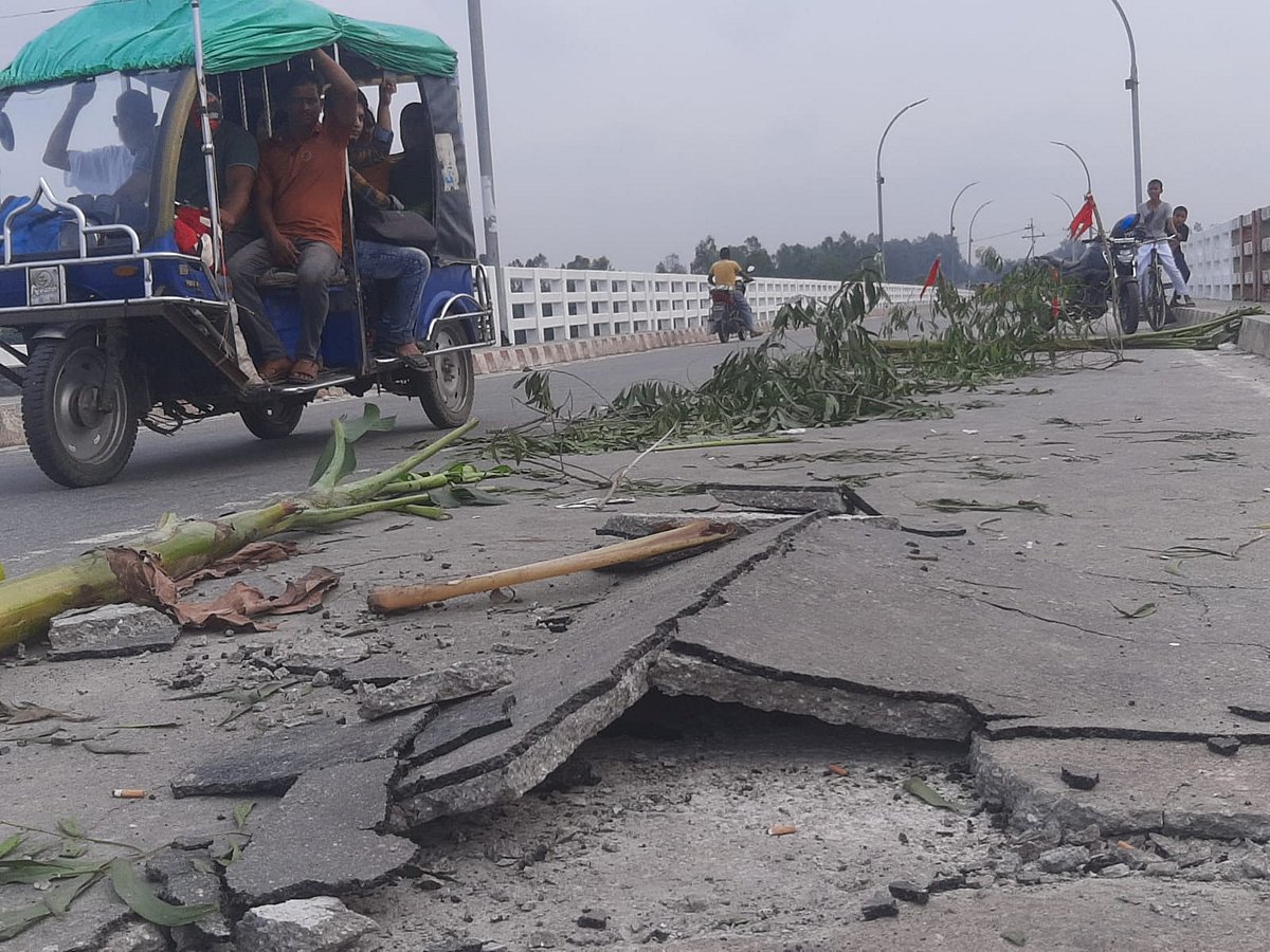 তিস্তা নদীর ওপর নির্মিত শেখ হাসিনা সেতুতে ফাটল দেখা দেওয়ায় লোকজন ঝুঁকি নিয়ে পারাপার হচ্ছে। ছবিটি আজ শনিবার সকালে তোলা