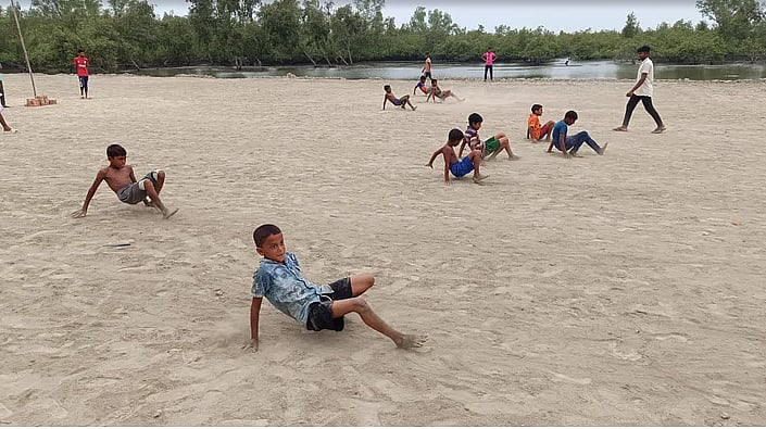 ঈদের ছুটিতে শিশুরা মতে উঠেছে খেলায়