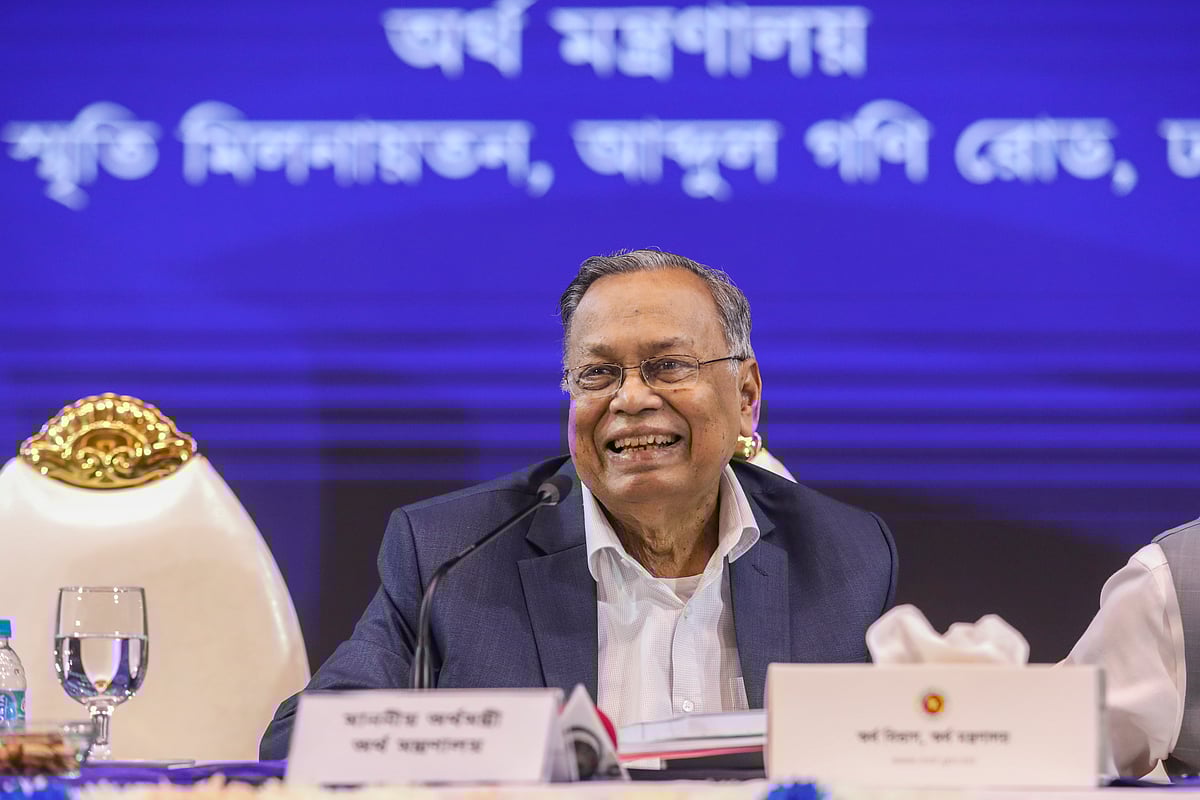 অর্থমন্ত্রী আবুল হাসান মাহমুদ আলী কখনো হাসিমুখে সাংবাদিকদের প্রশ্নের উত্তর দিয়েছেন।