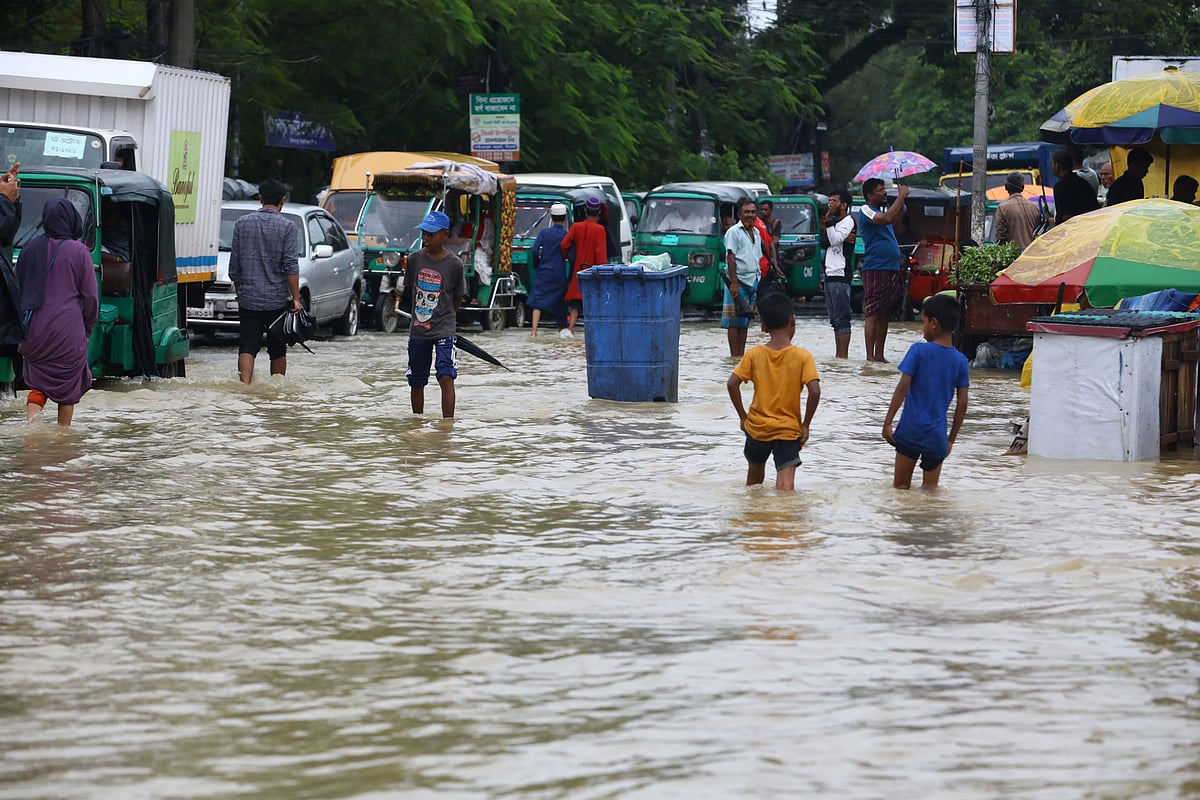 সিলেটে ভোর থেকে ভারী বৃষ্টি হয়েছে। বৃষ্টিতে নগরের বিভিন্ন এলাকায় জলাবদ্ধতা দেখা দেয়