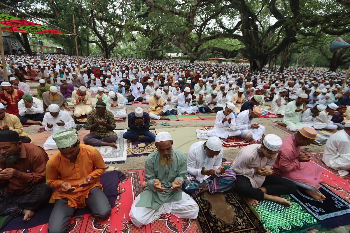 ঈদের নামাজ শেষে দেশের মানুষের শান্তি-সমৃদ্ধি কামনায় দোয়া করেন মুসল্লিরা। রংপুরের গঙ্গাচড়া উপজেলার হাবু ঈদগাহ মাঠে