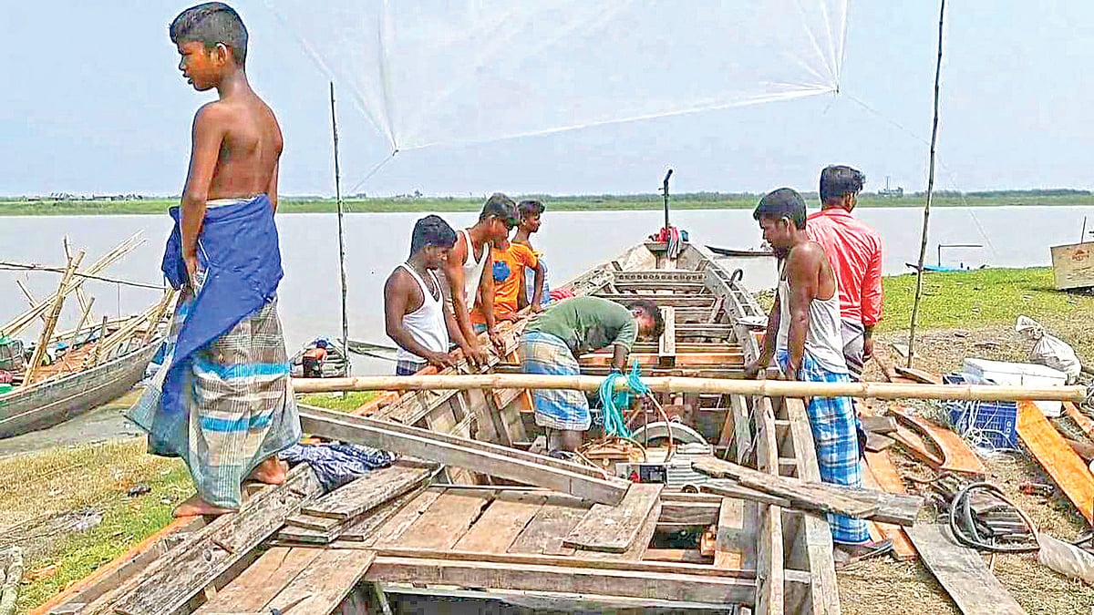 জেলেপাড়ায় ঈদের উচ্ছ্বাস নেই। ট্রলারে এখানে-সেখানে অলস ও মলিন সময় কাটাচ্ছেন জেলেরা। গত শুক্রবার চাঁদপুরের মতলব উত্তর উপজেলার ষাটনল এলাকায়