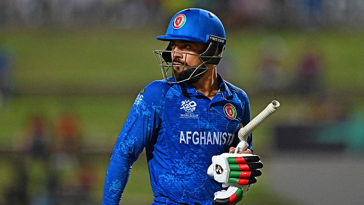 আউট হয়ে ফিরছেন রশিদ