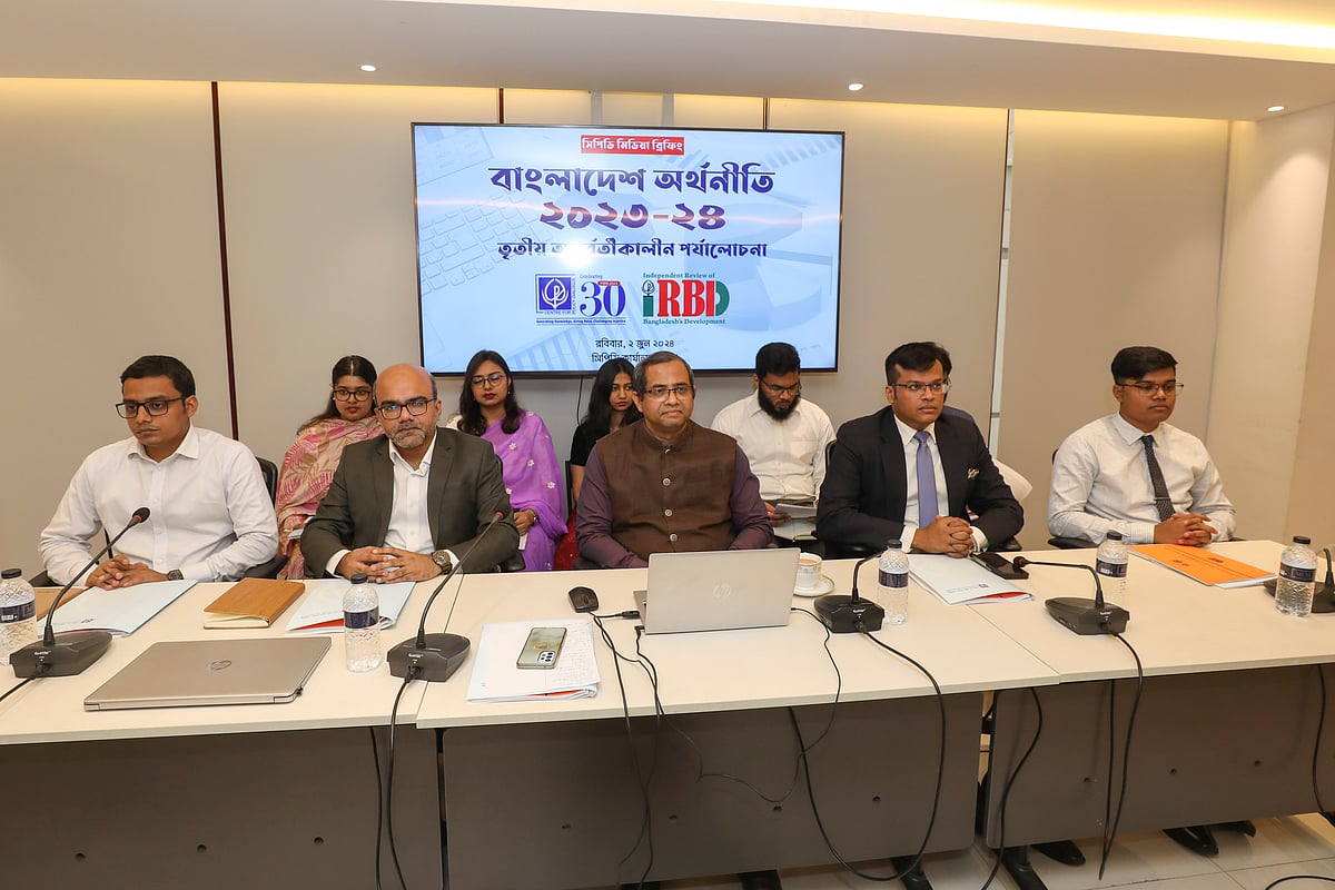 সিপিডি আয়োজিত বাংলাদেশের অর্থনীতির হালনাগাদ পর্যালোচনা অনুষ্ঠানে বক্তব্য দিচ্ছেন প্রতিষ্ঠানটির গবেষণা পরিচালক খন্দকার গোলাম মোয়াজ্জেম। আজ ধানমন্ডিতে সিপিডির অফিসে