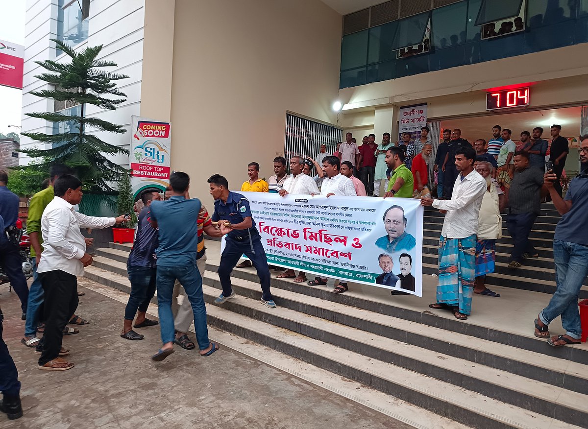 বাগমারায় সাবেক সংসদ সদস্য এনামুল হকের অনুসারীদের সমাবেশস্থলে হামলার চেষ্টা করছেন বর্তমান সংসদ সদস্যের অনুসারীরা। শনিবার বিকেলে ভবানীগঞ্জ নিউমার্কেট এলাকায়