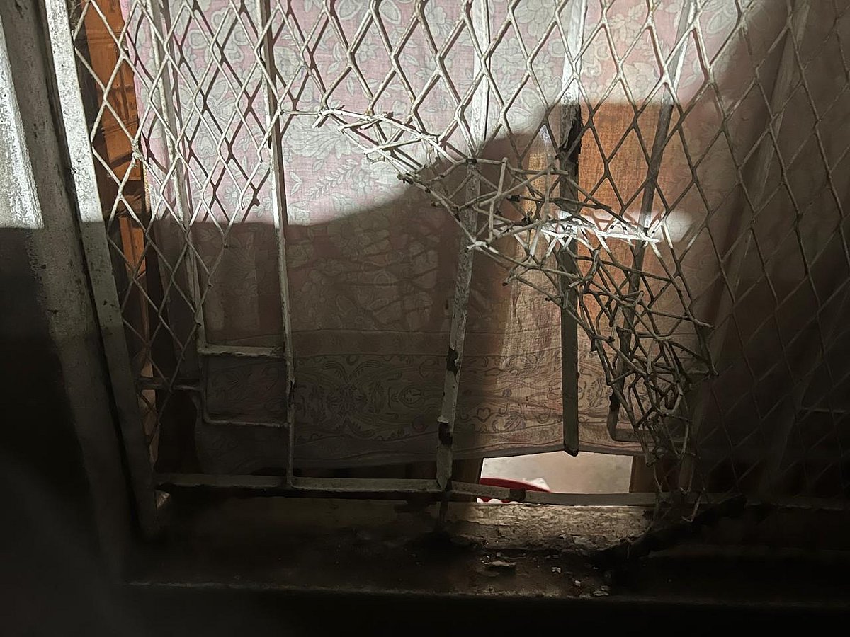 বাসার সামনের এই জানালার গ্রিল কেটে ঢোকে চোর। আলমারি ও লকার না ভেঙেই স্বর্ণালংকার ও নগদ টাকা নেওয়া হয়