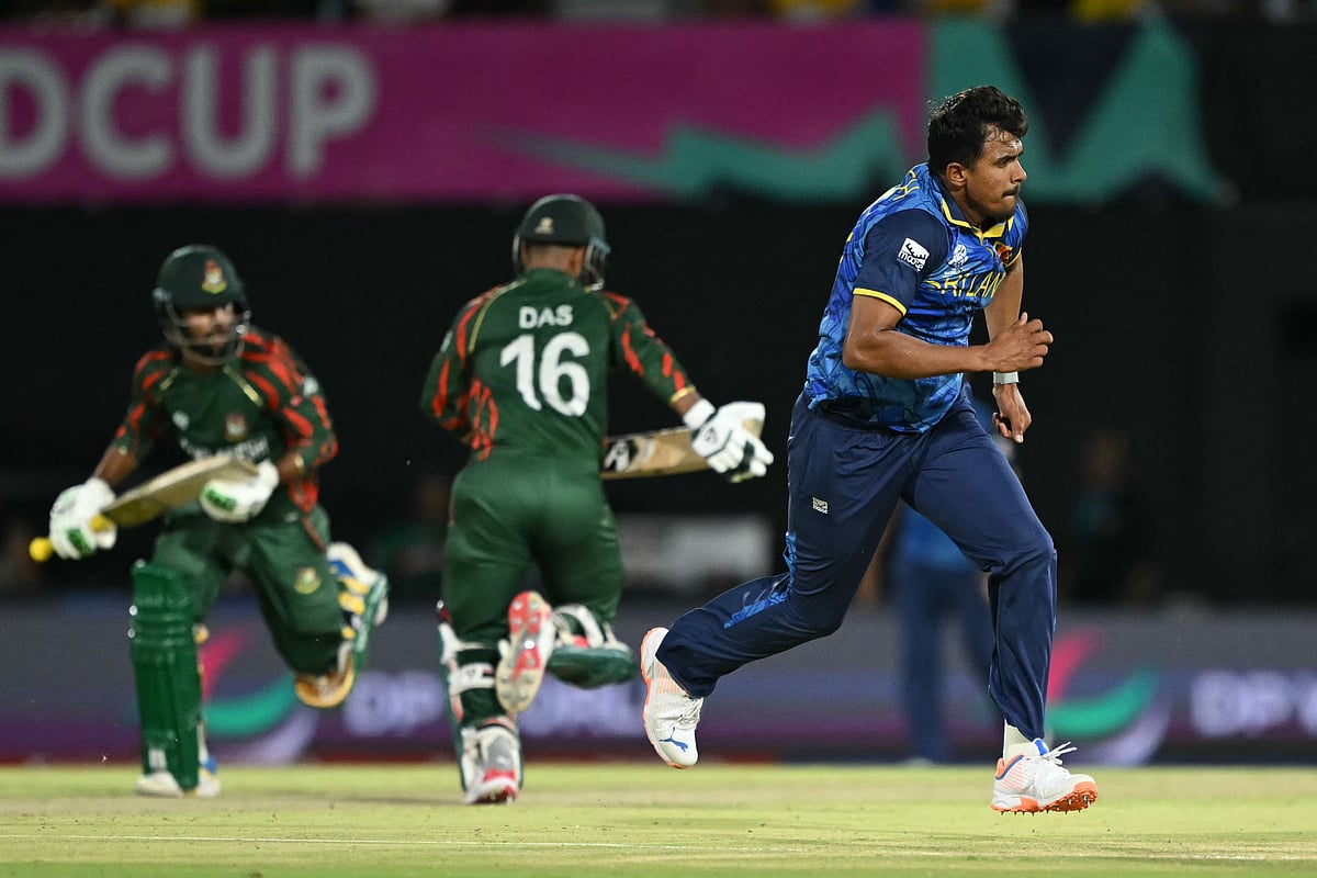 রানের জন্য ছুটছেন বাংলাদেশের দুই ব্যাটসম্যান। বল আটকানোর জন্য ছুটছেন মহীশ তিকশানা। লো স্কোরিং থ্রিলারে প্রতিটি রানই যে মহামূল্য