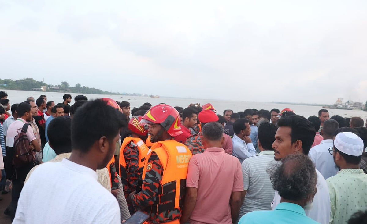 ফেরির সঙ্গে ধাক্কা লেগে তলিয়ে যাওয়া নৌকার নিখোঁজ যাত্রীর সন্ধানে স্থানীয় লোকজন ও ফায়ার সার্ভিসের কর্মীদের তৎপরতা। আজ সন্ধ্যায় কালুরঘাট সেতু এলাকায়