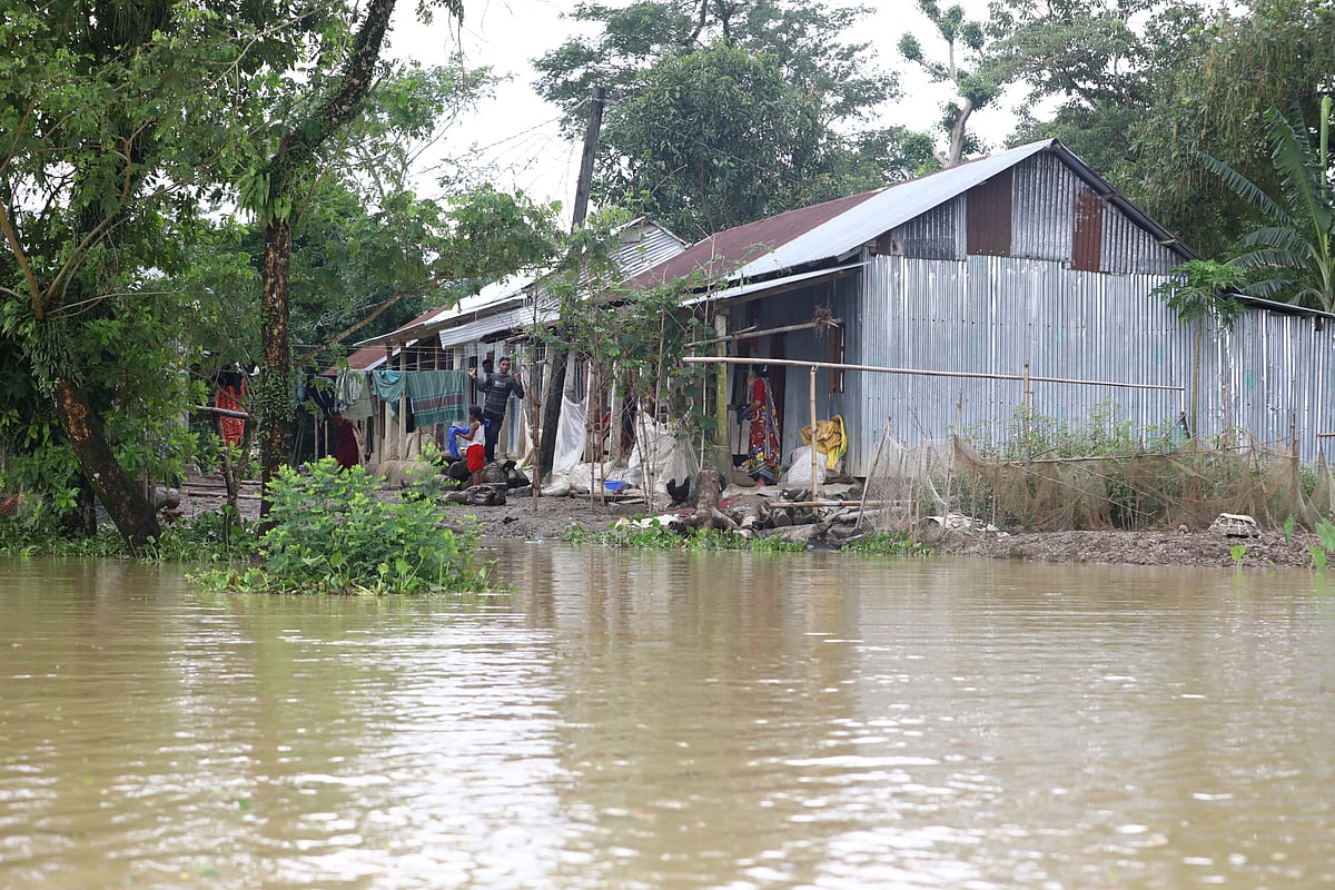 পাহাড়ি ঢল ও ভারী বৃষ্টিতে সিলেটের জকিগঞ্জের বিভিন্ন গ্রাম প্লাবিত হয়েছে। আজ সকালে বুধবার সকালে উপজেলার মনতৈল গ্রামে