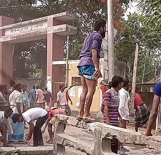 আওয়ামী লীগের কর্মীকে আটকের প্রতিবাদে শৈলকুপা থানায় ইটপাটকেল ছুড়ছেন ক্ষুব্ধ নেতা–কর্মীরা। রোববার বিকেলে