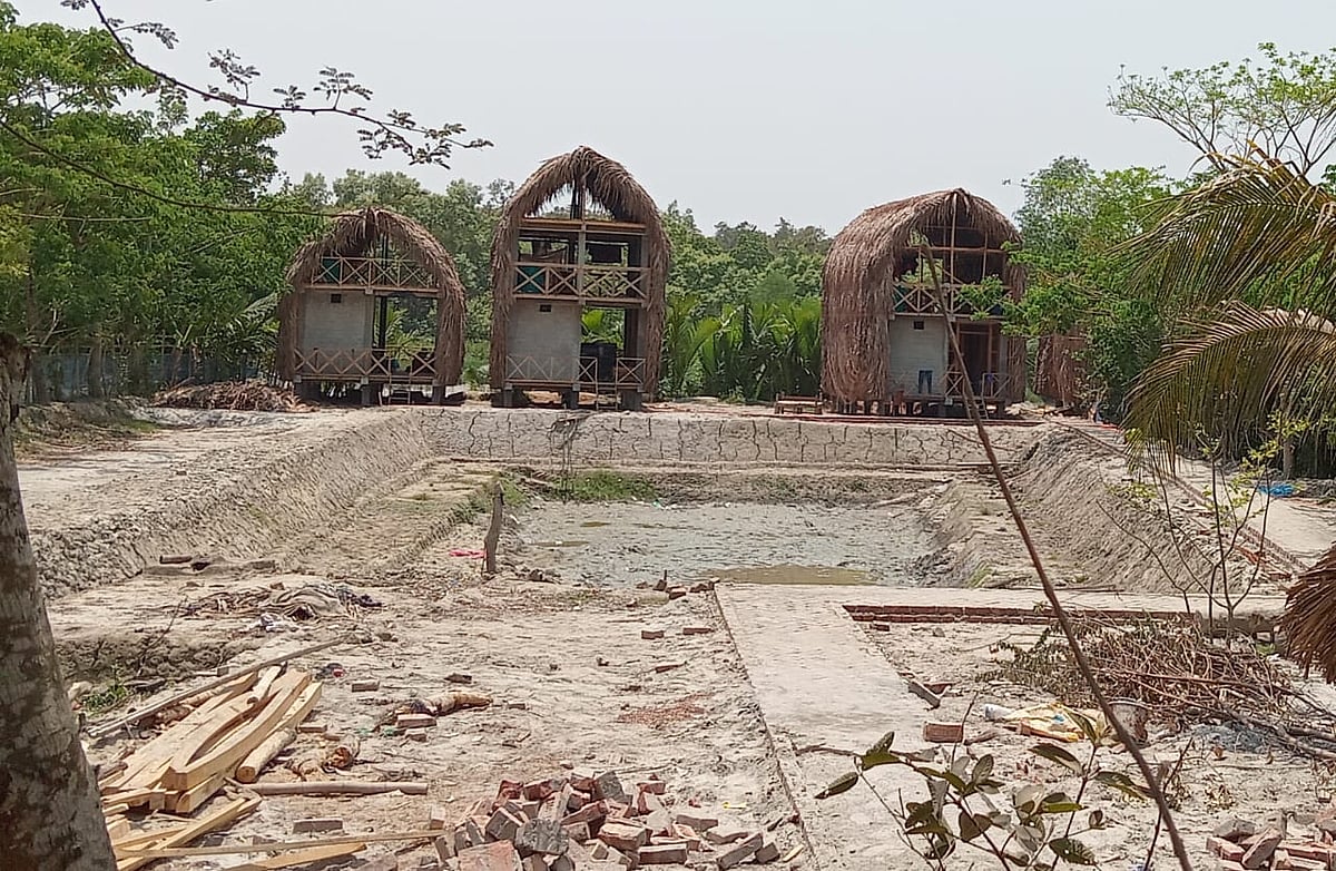নদীতীরে বালু ভরাট করে উঠছে রিসোর্ট। বানানো হচ্ছে কংক্রিটের রাস্তা। গত ১ মে সুন্দরবন–সংলগ্ন পশ্চিম ঢাংমারী গ্রামে