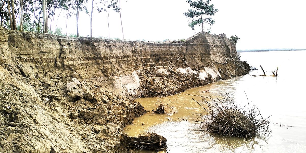 জামালপুরের দেওয়ানগঞ্জে ব্রহ্মপুত্র ভাঙনের কবলে পড়ে ইতিমধ্যে কয়েকটি বসতভিটা ও কৃষিজমি নদে বিলীন হয়েছে। গতকাল মঙ্গলবার বিকেলে খোলাবাড়ি এলাকায়।