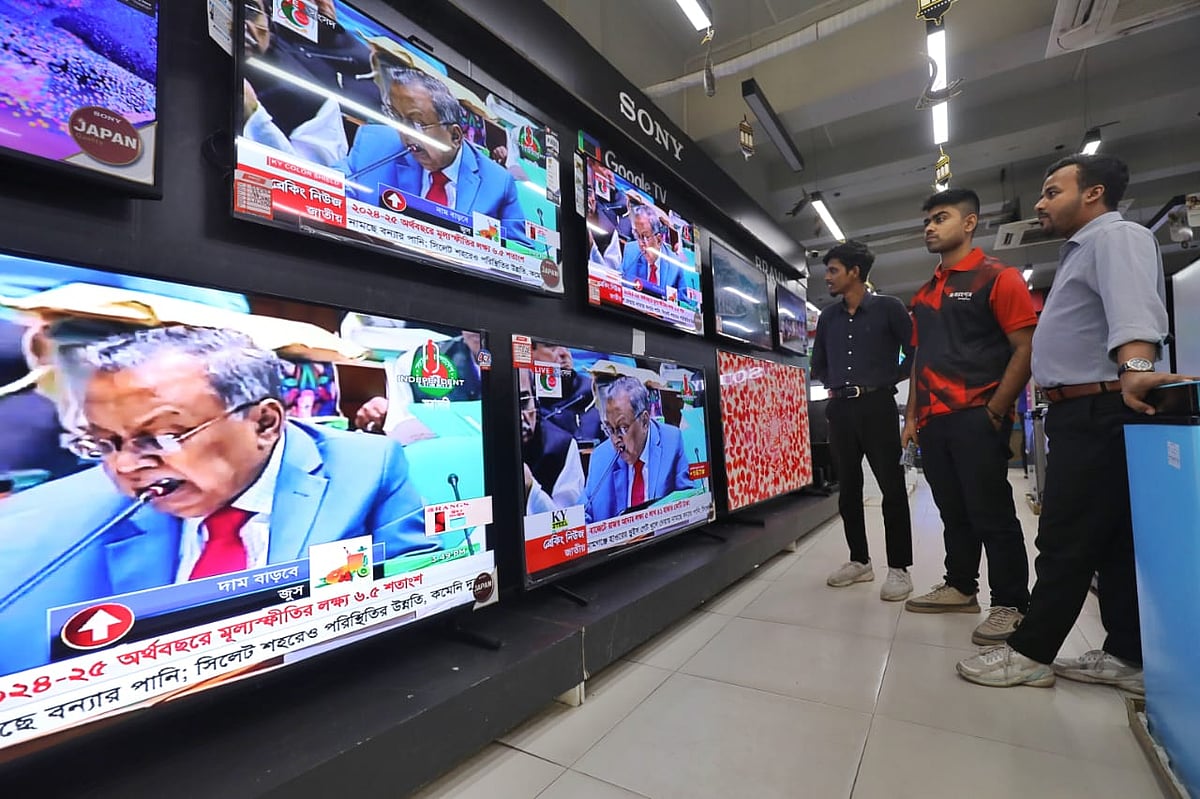 অর্থমন্ত্রী আবুল হাসান মাহমুদ আলী আজ বৃহস্পতিবার জাতীয় সংসদে ২০২৪–২৫ অর্থবছরেরর বাজেট প্রস্তাব তুলে ধরেন। দেশের বিভিন্ন জায়গা থেকে টেলিভিশনের পর্দায় সেদিকে চোখ রাখেন অনেকে। বিকেলে ঢাকার স্টেডিয়াম মার্কেট থেকে তোলা