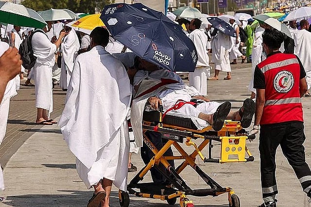 সৌদি আরবে আরাফাতের ময়দানের দিকে যাওয়ার সময় হিট স্ট্রোকে আক্রান্ত এক হজযাত্রীকে চিকিৎসা দেওয়া হচ্ছে। গত ১৫ জুন তোলা
