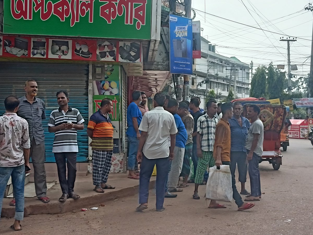 কোরবানির ঈদে কুমিল্লার কান্দিরপাড়ে গোশতের অস্থায়ী হাট বসে। যাঁরা কোরবানি করতে পারেন না, তারা কম দামে সেখান থেকে গোশত কেনেন। গোশত কেনার অপেক্ষায় দাঁড়িয়ে আছেন কয়েকজন ক্রেতা। ঈদের দিন দুপুরে