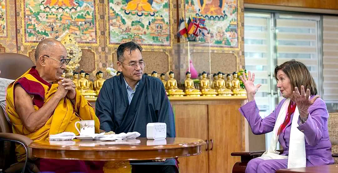 ভারতের হিমাচল প্রদেশের ধর্মশালায় ম্যাকলয়েডগঞ্জে ধর্মগুরু দলাই লামার সঙ্গে সাক্ষাৎ করেন মার্কিন প্রতিনিধি পরিষদের সাবেক স্পিকার ন্যান্সি পেলোসিসহ পার্লামেন্ট সদস্যরা। ১৯ জুন