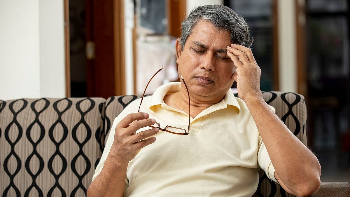 হঠাৎ করে বসা বা শোয়া থেকে উঠে দাঁড়ালে মাথা ঘোরা, ঝাপসা দেখা বা দুর্বল লাগার মতো উপসর্গ দেখা দিতে পারে কারও কারও