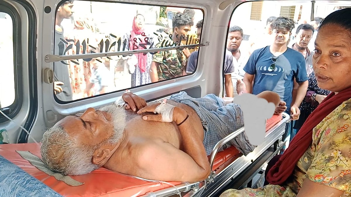 ব্যবসায়ী নেতা আবুল কাশেম তালুকদারকে কুপিয়ে জখম করা হয়েছে। সোমবার দুপুরে কালকিনি উপজেলা স্বাস্থ্য কমপ্লেক্সে