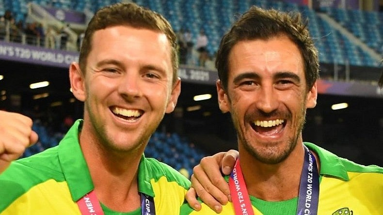 একসঙ্গে জশ হ্যাজলউড (বাঁয়ে) ও মিচেল স্টার্ক