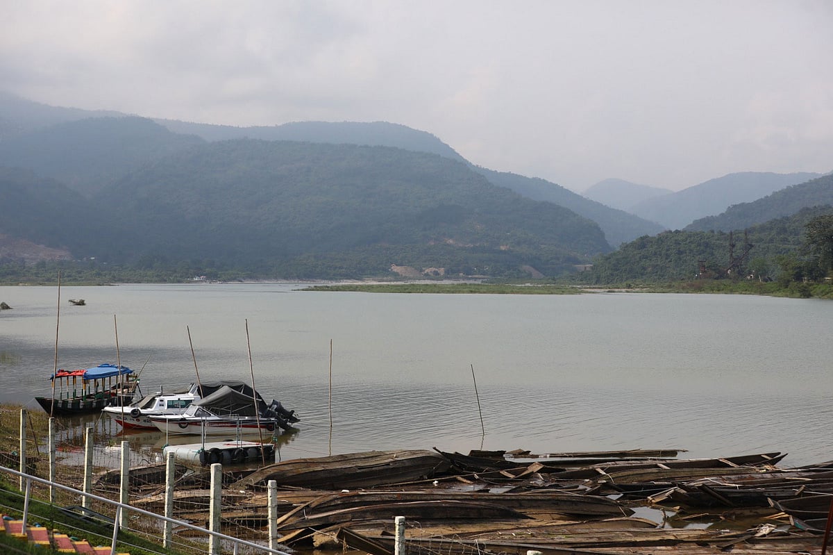 বন্যার কারণে সিলেটের পর্যটনকেন্দ্রগুলো গত মঙ্গলবার থেকে বন্ধ ঘোষণা করা হয়েছে। এ কারণে পর্যটকবাহী নৌকা ও বোটগুলো ঘাটে অলস বসে আছে। গতকাল জেলার কোম্পানীগঞ্জ উপজেলার ভোলাগঞ্জ পর্যটনকেন্দ্রে