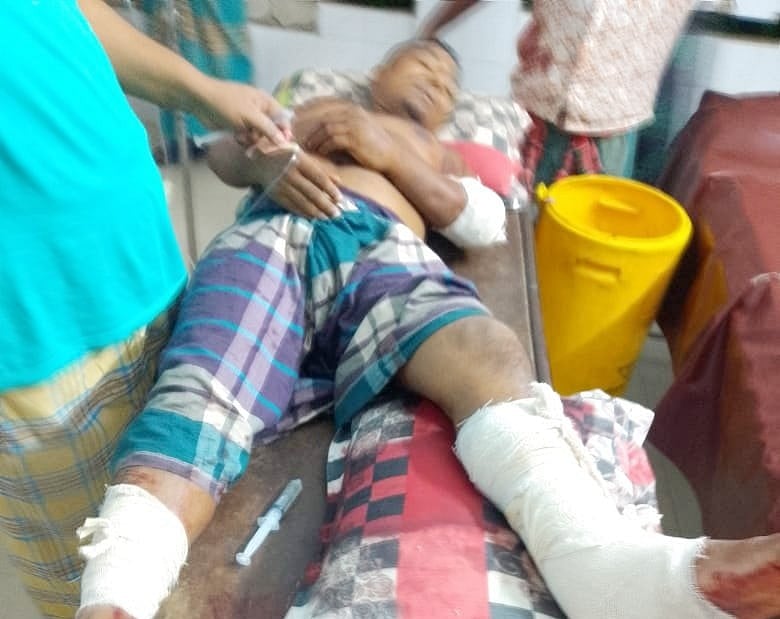 গুলিবিদ্ধ গ্রাম পুলিশ মনিরুল ইসলামকে ঢাকার পঙ্গু হাসপাতালে পাঠানো হয়েছে