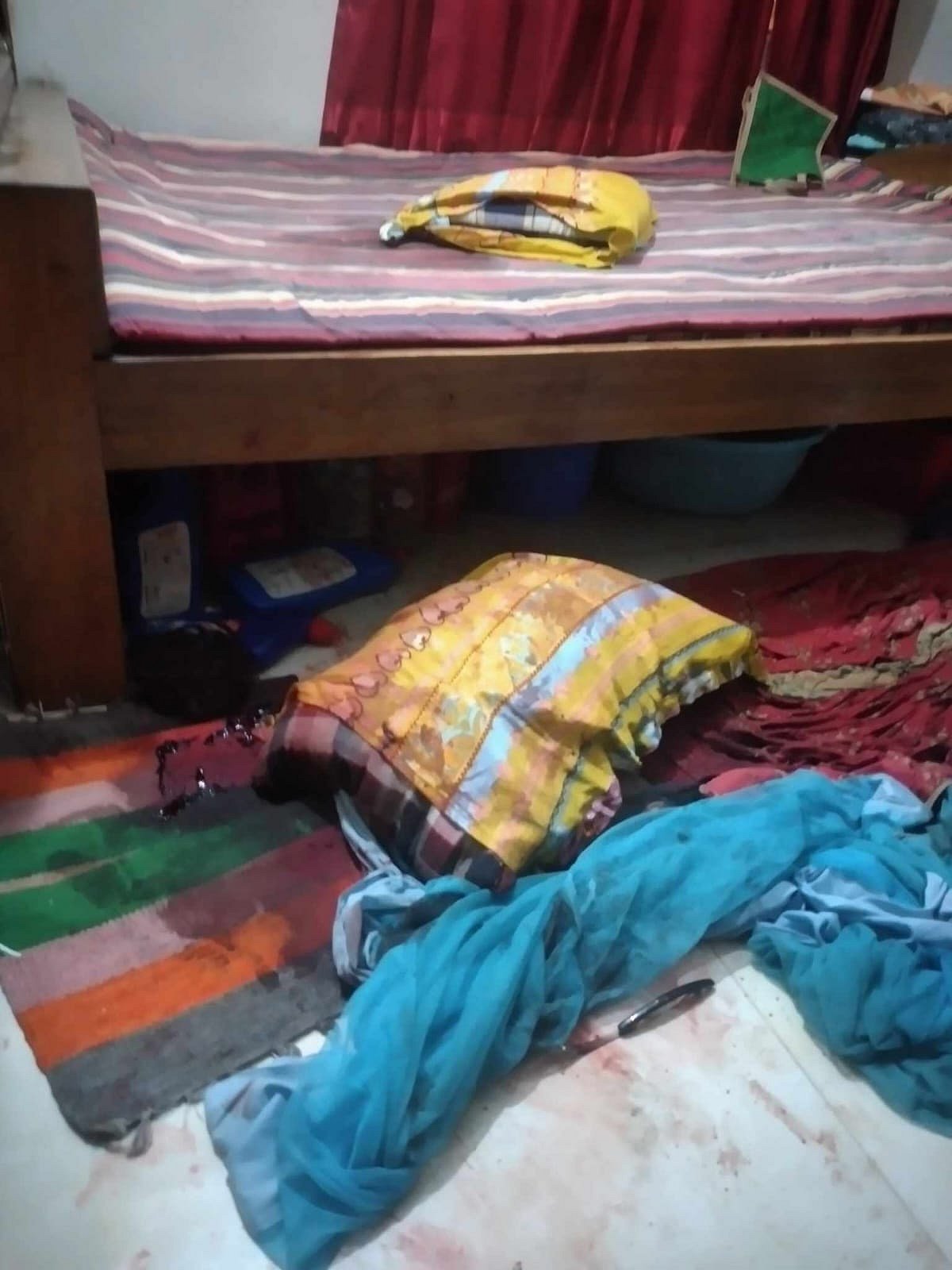 দোতলার এই শয়নকক্ষ থেকে ফরিদা ইয়াসমিনের লাশ উদ্ধার করে পুলিশ। দুর্বৃত্তরা সবকিছু এলোমেলো করলেও কিছু খোয়া যায়নি। যাত্রাবাড়ী, ঢাকা, ২০ জুন