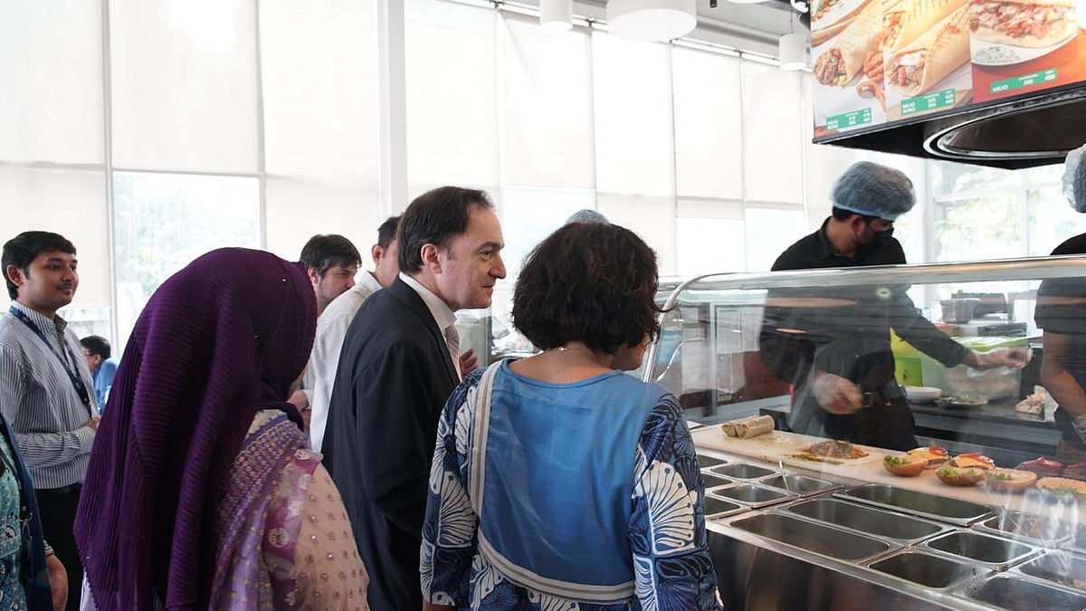 ঢাকার বনানীতে কামাল আতাতুর্ক অ্যাভিনিউতে পেয়ালার ফ্ল্যাগশিপ আউটলেটে আর্জেন্টিনার খাবারের স্বাদ উপভোগ করেন আর্জেন্টিনার রাষ্ট্রদূত মার্সেলো কার্লোস সেসা