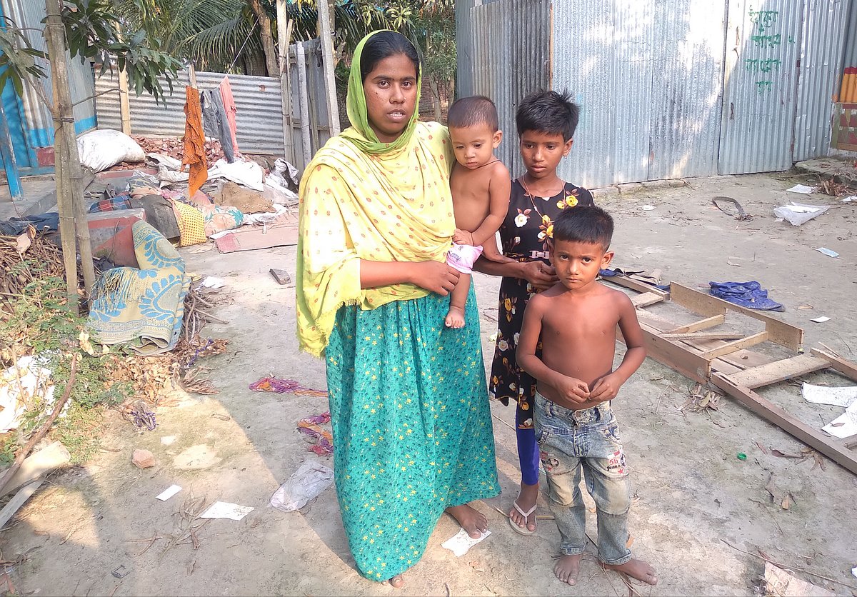 সংঘর্ষে স্বামীকে হারিয়ে পাঁচ শিশুসন্তানকে নিয়ে দিশাহারা হয়ে পড়েছেন সোনিয়া খাতুন। সিরাজগঞ্জের শাহজাদপুরে গালা ইউনিয়নের চরবর্ণিয়া গ্রামে