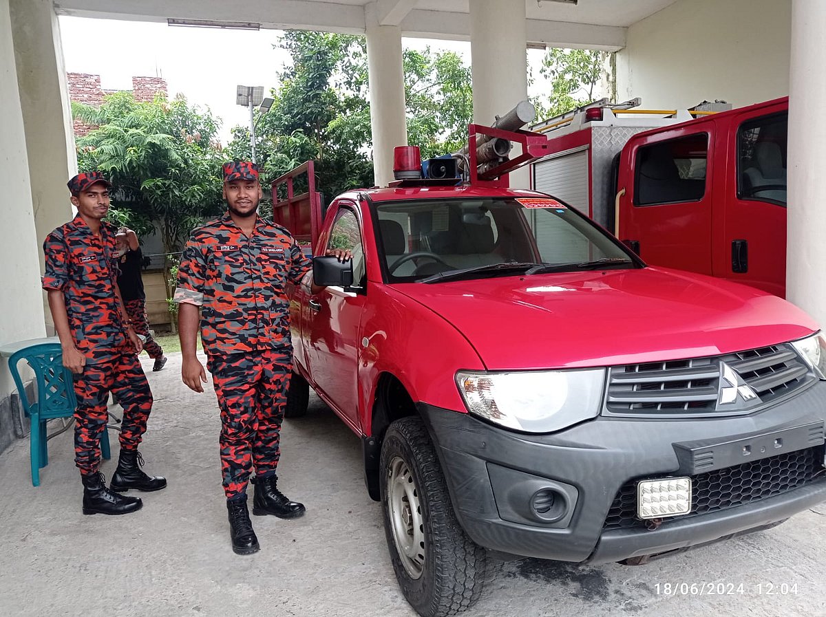 ঈদের দিনেও দায়িত্ব পালন করেন ফায়ার সার্ভিসের কর্মীরা। চাঁদপুরের মতলব দক্ষিণ ফায়ার সার্ভিস স্টেশনে মঙ্গলবার সকালে