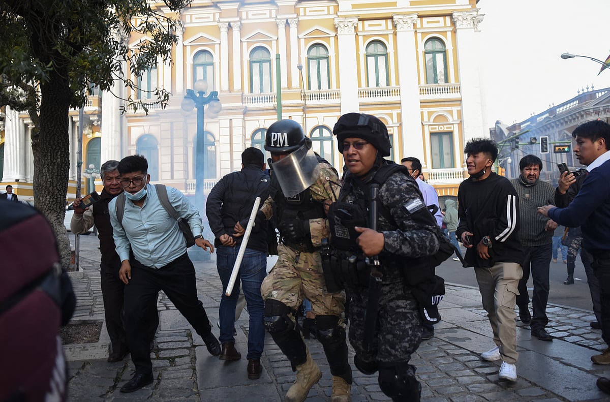 বলিভিয়ার রাজধানী লাপাজে প্রেসিডেন্টের বাসভবনের বাইরে অবস্থান নেন সেনাসদস্যরা