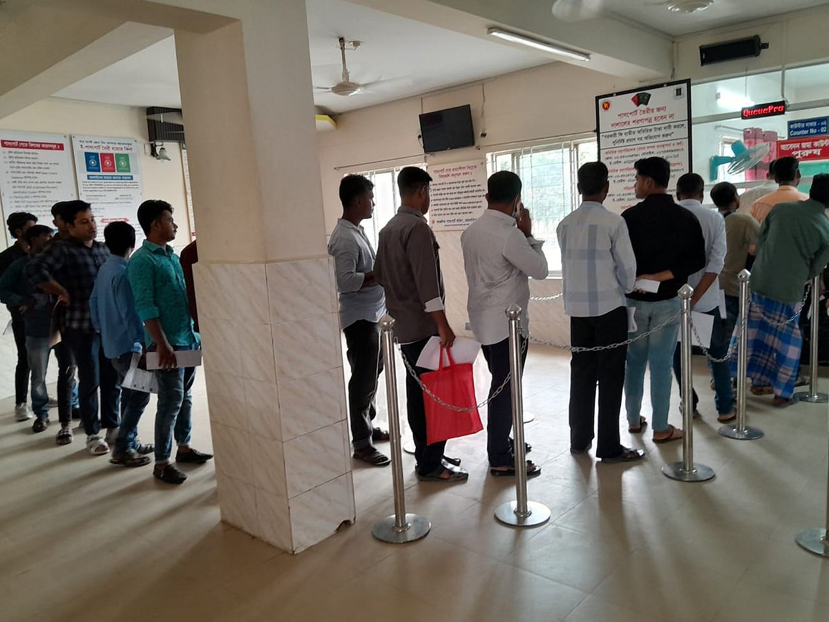 পাসপোর্টের আবেদন ফরম জমা দিতে লাইনে দাঁড়িয়েছেন লোকজন। বুধবার দুপুরে ময়মনসিংহ আঞ্চলিক পাসপোর্ট কার্যালয়ে