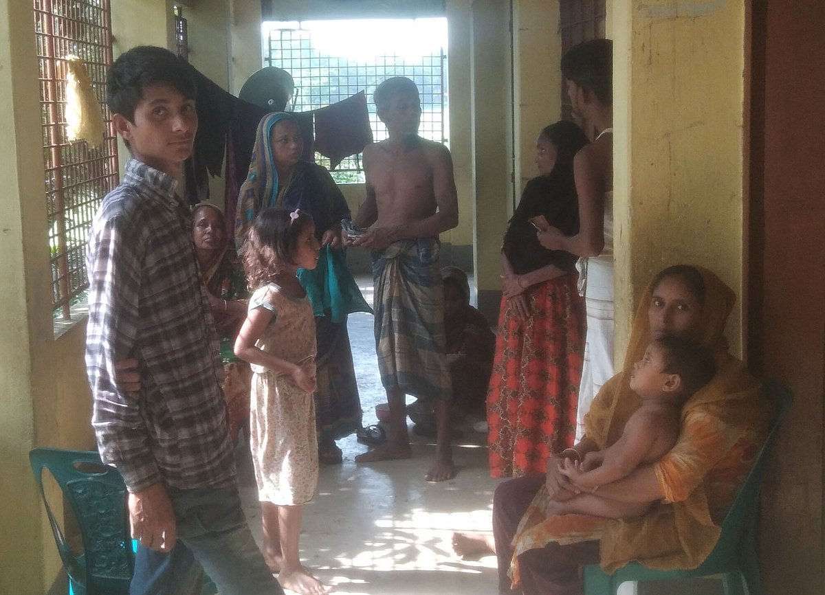 সিলেটে বন্যার পানি কমতে শুরু করলেও আশ্রয় কেন্দ্র থেকে বাড়ি ফিরতে পারছে না কয়েকটি পরিবার। গতকাল বিকেলে সিলেটের কান্দিগাও ইউনিয়নের ঘোপাল সরকারি প্রাথমিক বিদ্যালয়ের আশ্রয়কেন্দ্রে