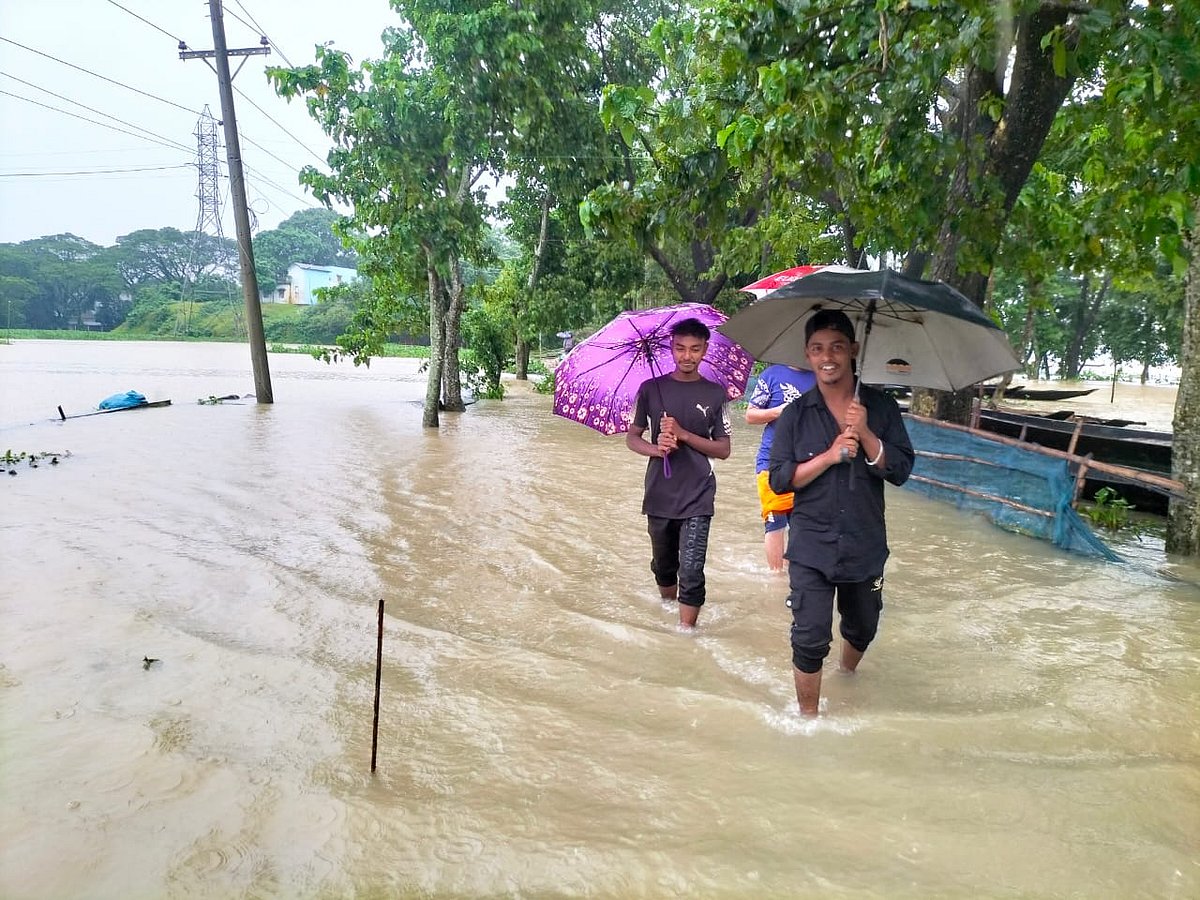 কুশিয়ারা নদীর পানি বিপৎসীমার ওপর দিয়ে প্রবাহিত হচ্ছে। নদীর তীরবর্তী পিঠাইটিকর গ্রামের সড়ক এখনো পানিতে তলিয়ে আছে। শ‌নিবার বিকেলে