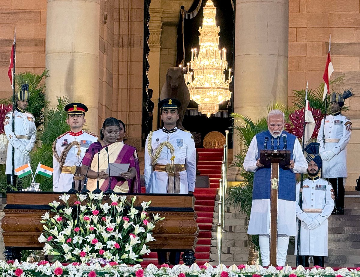 টানা তৃতীয় মেয়াদে ভারতের প্রধানমন্ত্রী হিসেবে শপথ নিলেন নরেন্দ্র মোদি। আজ রোববার সন্ধ্যায় নয়া দিল্লিতে রাষ্ট্রপতি ভবনে তাঁকে শপথ পড়ান রাষ্ট্রপতি দৌপদী মুর্মু