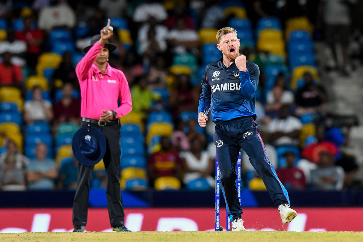 জিশান মাকসুদকে এলবিডব্লু করে বার্নার্ড শোলৎজের উল্লাস