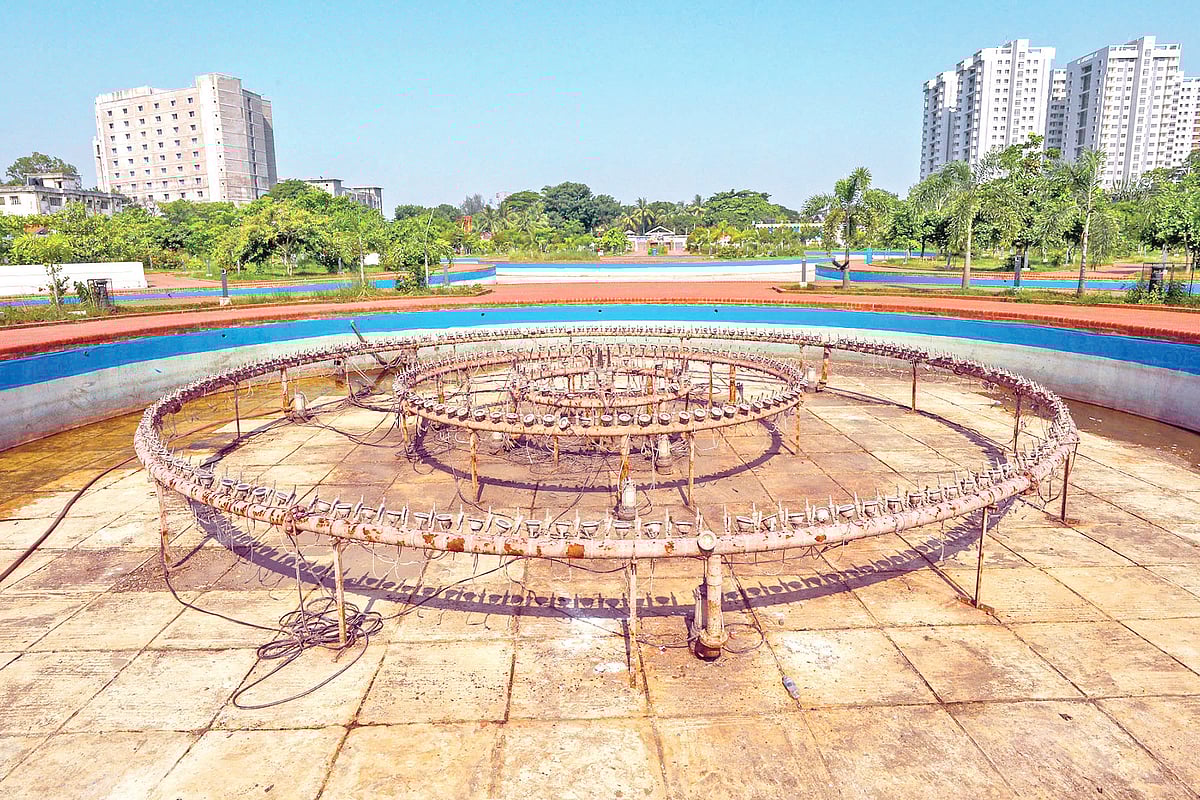 পাঁচ মাস ধরে বন্ধ নগরের আগ্রাবাদ জাম্বুরি পার্কের ফোয়ারা। রক্ষণাবেক্ষণের অভাবে জীর্ণ হয়ে পড়েছে নানা স্থাপনা। গত ২৩ মে সকালে